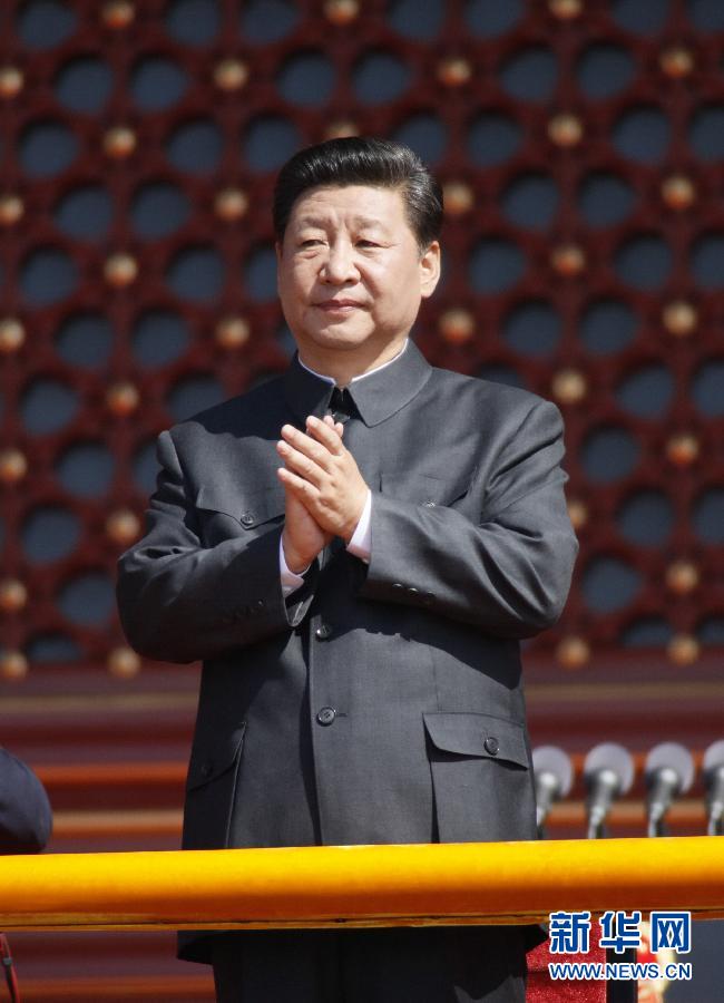 9月3日,纪念中国人民抗日战争暨世界反法西斯战争胜利70周年大会在北京天安门广场隆重举行。这是中共中央总书记、国家主席、中央军委主席习近平在天安门城楼上。新华社记者鞠鹏摄