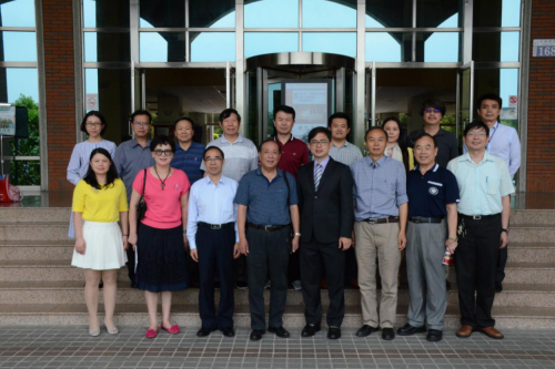 华商代表与朝阳科技大学代表合影留念