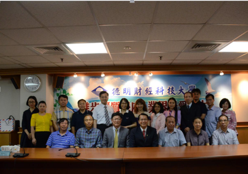 华商代表与德明财经科技大学代表合影留念